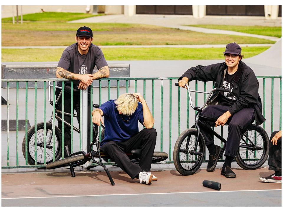 Caixa de Som JBL Flip 7 JBLFLIP7BLKBR Bluetooth Amplificada Portátil IP68 25W RMS - 1