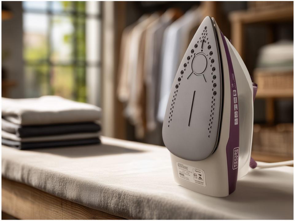 Ferro de Passar Roupa a Vapor e a Seco Black + Decker Essential Steam FX1000 Branco e Roxo - 1