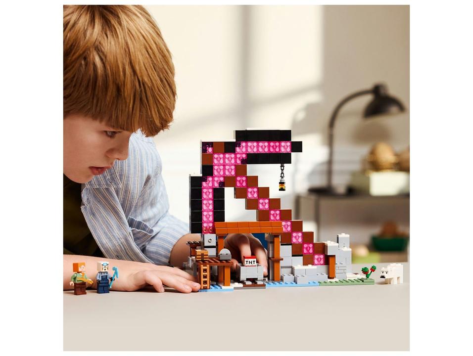 LEGO A Mina da Picareta 21277 530 Peças - 2