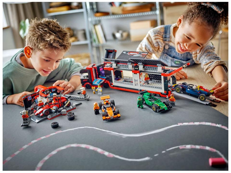 LEGO Caminhão de F1 com Carros de F1 RB20 e AMR24 - 1