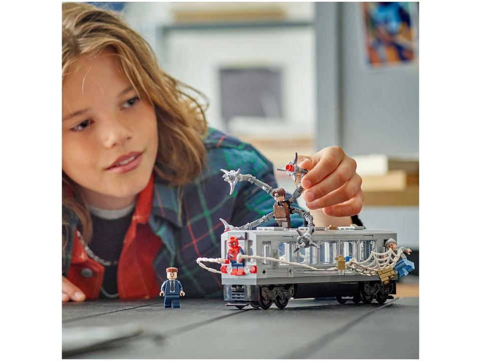 LEGO Cena de Homem-Aranha vs. Doc Ock no Trem - 1