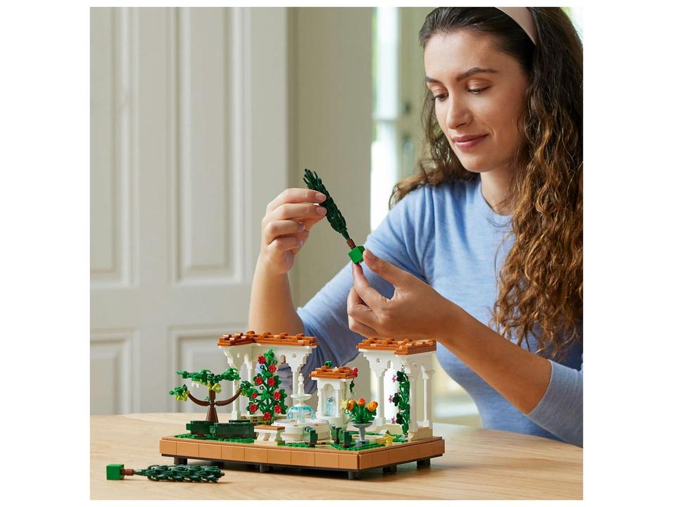 LEGO Jardim com Fonte 10359 1302 peças - 1