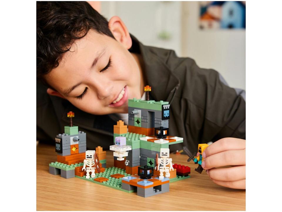 LEGO Minecraft A Câmara do Desafio 21271 322 Peças - 3