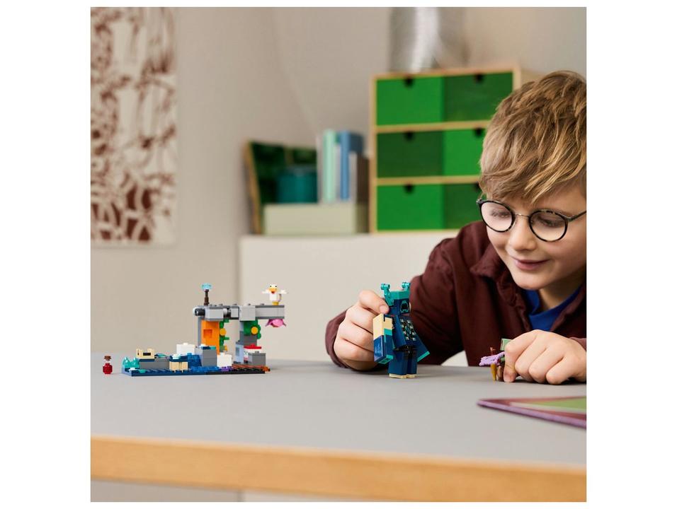 LEGO O Encontro com o Guarda 21274 238 Peças - 2