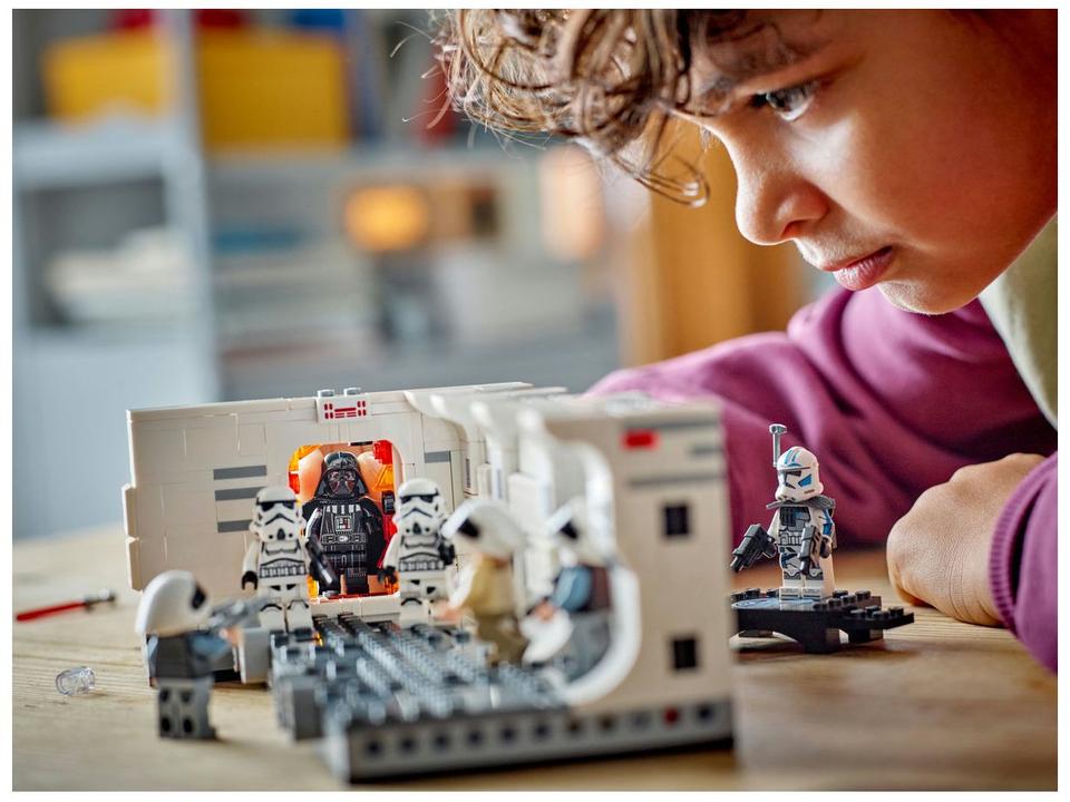 LEGO Star Wars Embarcando na Tantive IV 75387 - 4