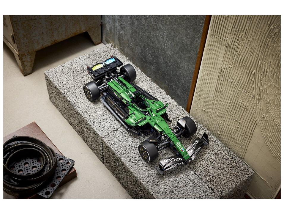 LEGO Technic F1 Aston Martim AMR25 - 3
