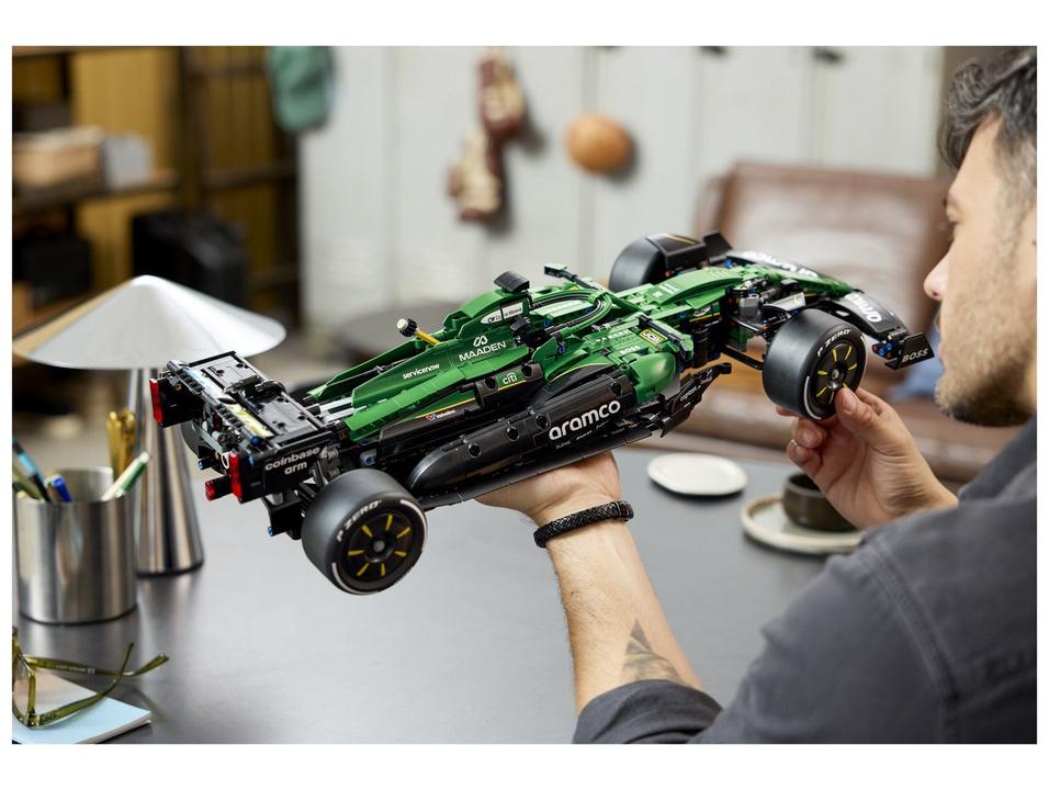 LEGO Technic F1 Aston Martim AMR25 - 1
