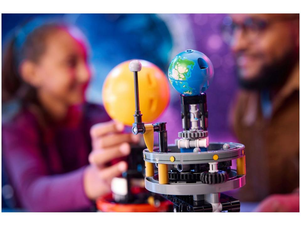 LEGO Technic Planeta Terra e Lua em Órbita - 8