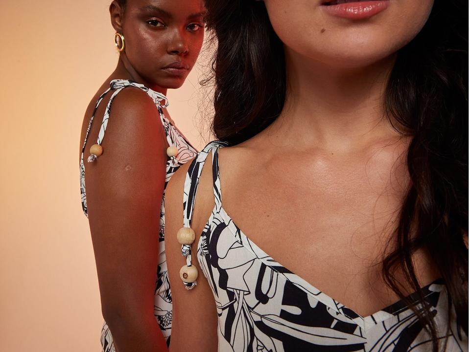 Macaquinho Vista Magalu x Flora Yumi Decote V Estampado - 1