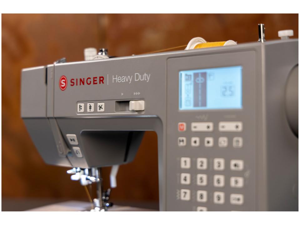 Máquina de Costura Singer Heavy Duty - HD6805 Portátil Eletrônica 300 Pontos - Bivolt - 12