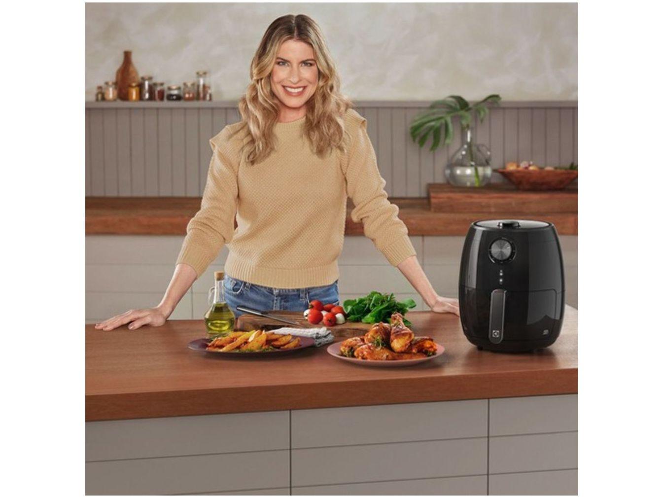 Air Fryer Electrolux Efficient Rita Lobo EAF15 Preta com Timer 3,2L
