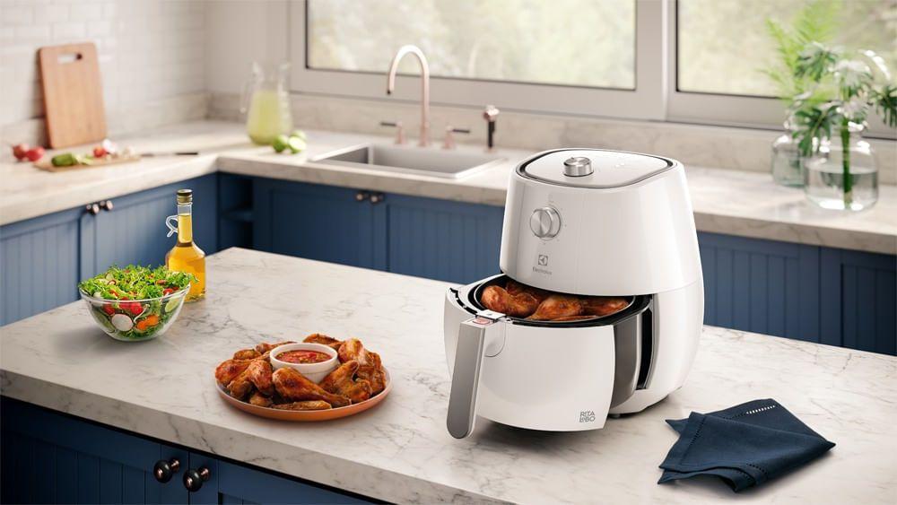 Descubra como preparar um Perfeito Bolo na Air Fryer: rápido, prático e irresistivelmente delicioso! Com a temperatura ideal e pouco tempo de preparo, você terá um bolo fofinho, dourado e caseiro, sem complicações. Ideal para quem busca sabor e praticidade no dia a dia. Experimente e transforme sua sobremesa! 🍰✨