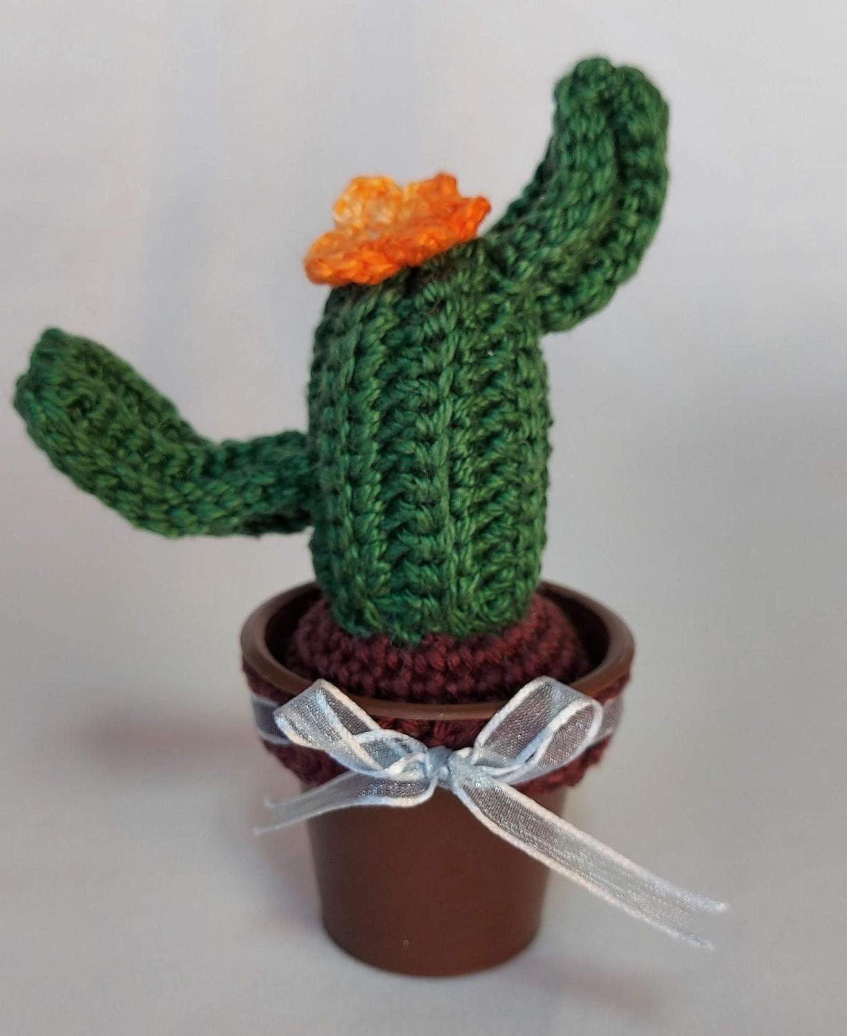 Amigurumi - Cacto pequeno verde duas pontas flor laranja - tam. 10x10x12cm  - 46g - Crochê - Charme de Crochet - Amigurumi - Magazine Luiza