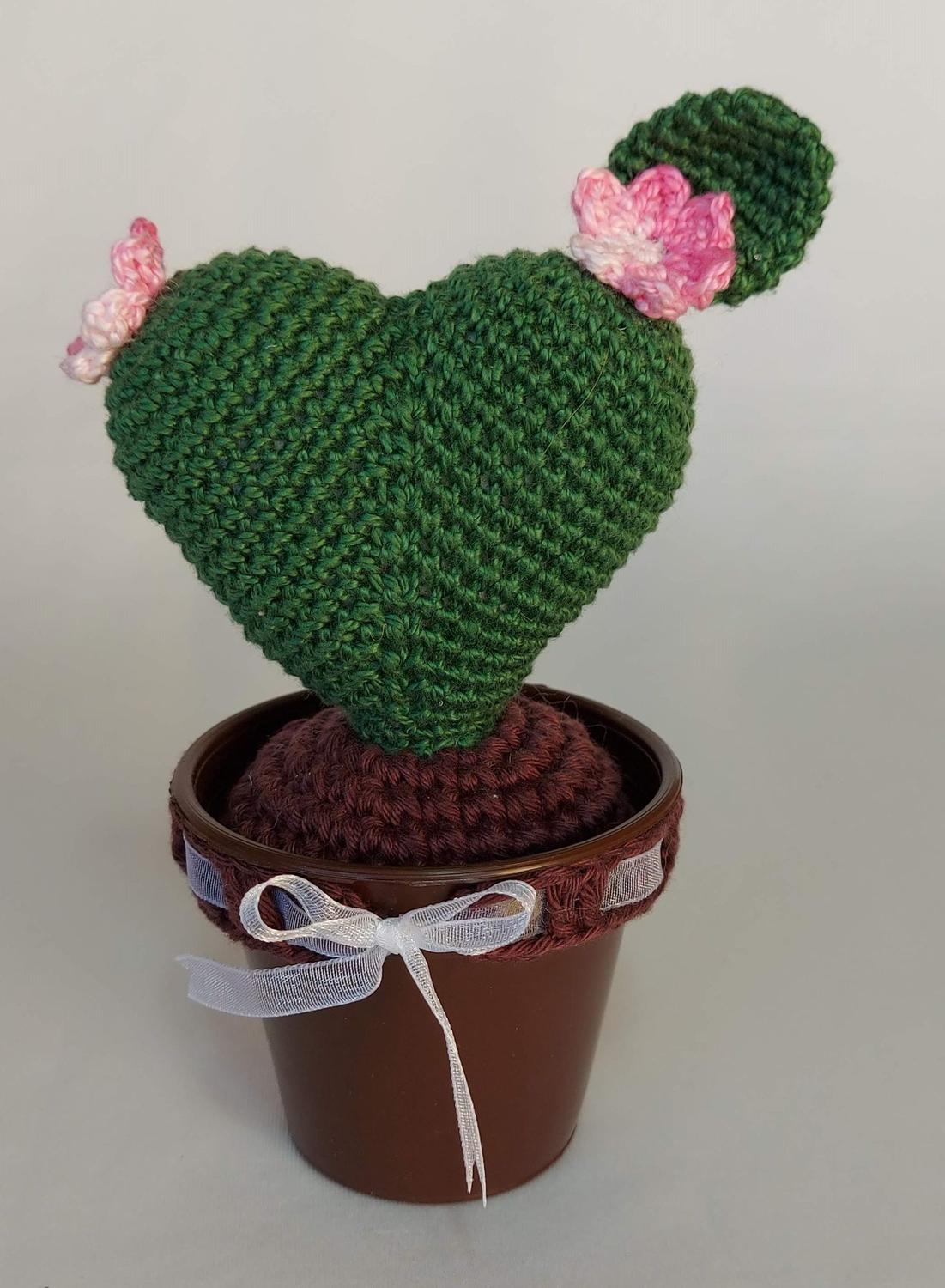 Amigurumi - Cacto verde escuro flores rosa formato coração - tam.  11x11x15cm - 95g - Crochê - Charme de Crochet - Amigurumi - Magazine Luiza