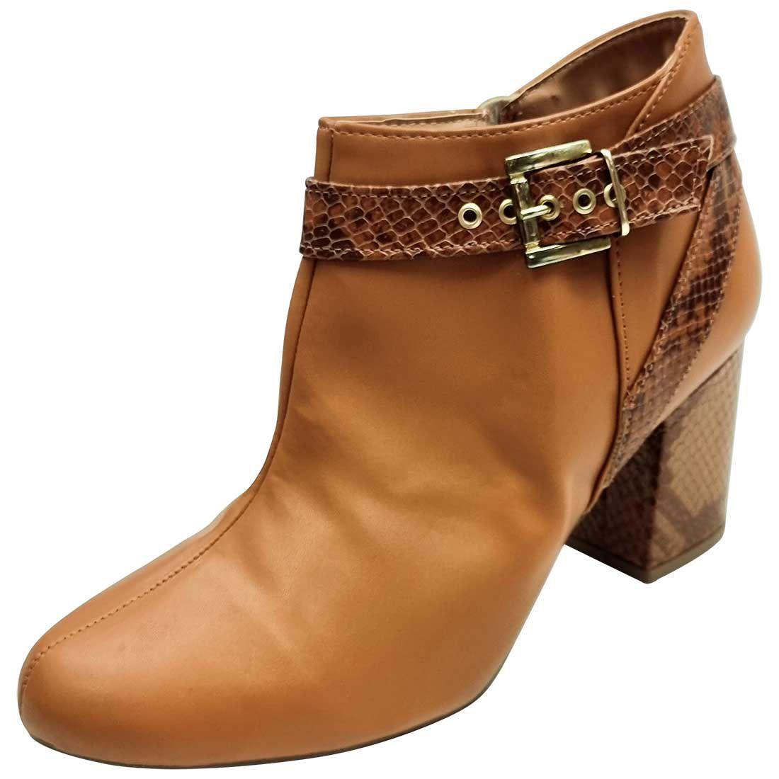 ankle boot com fivelas