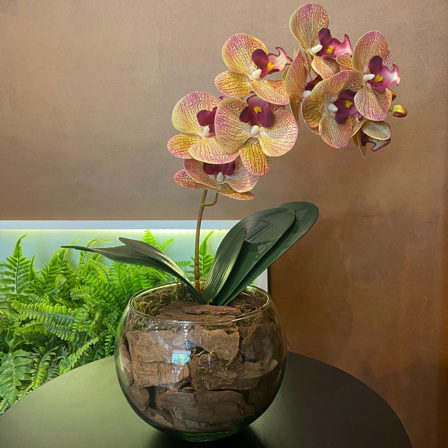 Arranjo de Orquídea Rosa Tigre Centro de Mesa no Vaso Transparente - Decore  Fácil Shop - Centro de Mesa - Magazine Luiza