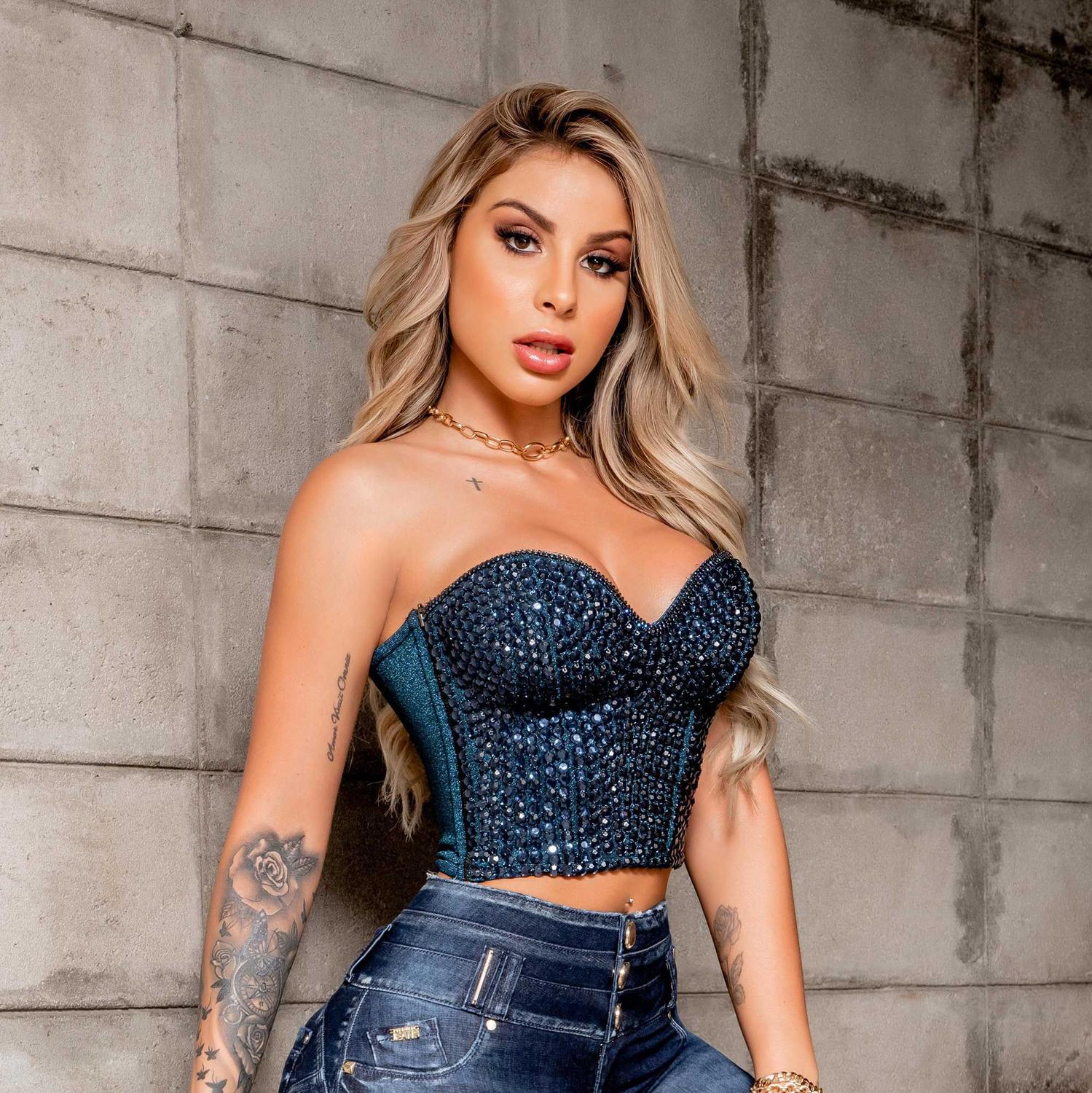 Blusa cropped feminina pit bull jeans 