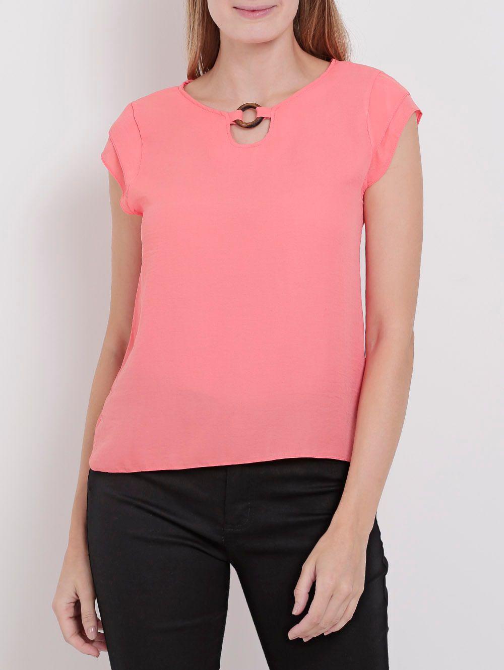 blusa na cor coral