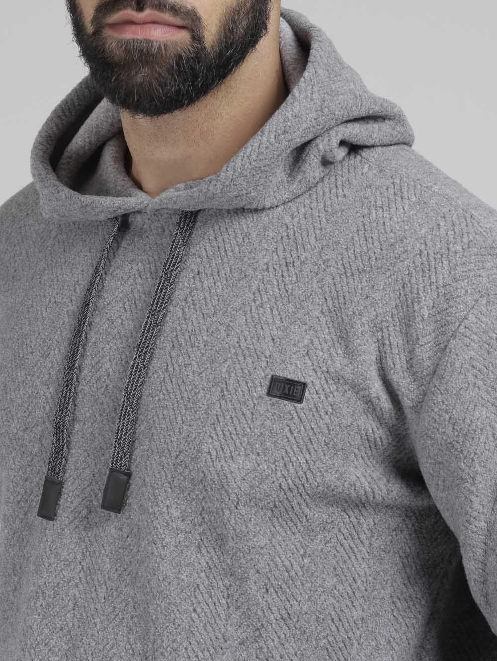 terno cinza e gravata rosa