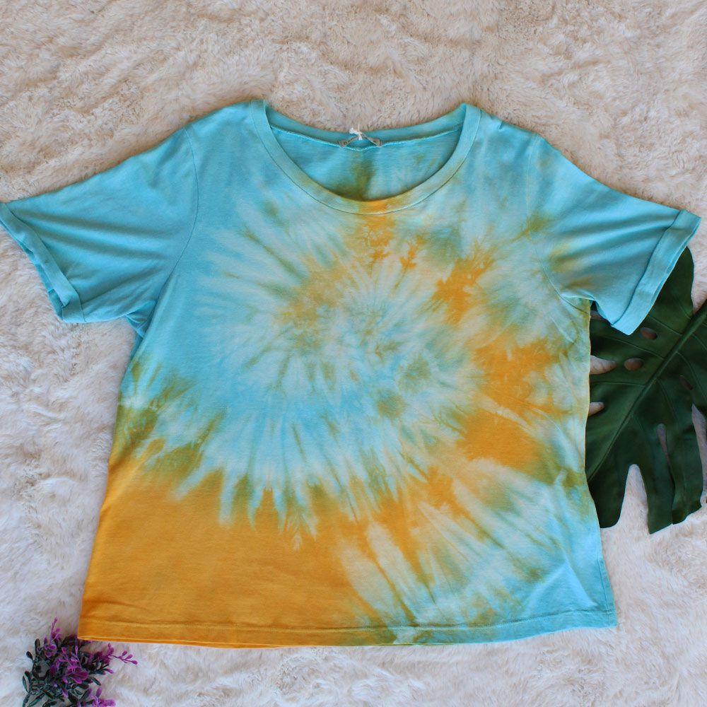 tie dye em blusa amarela