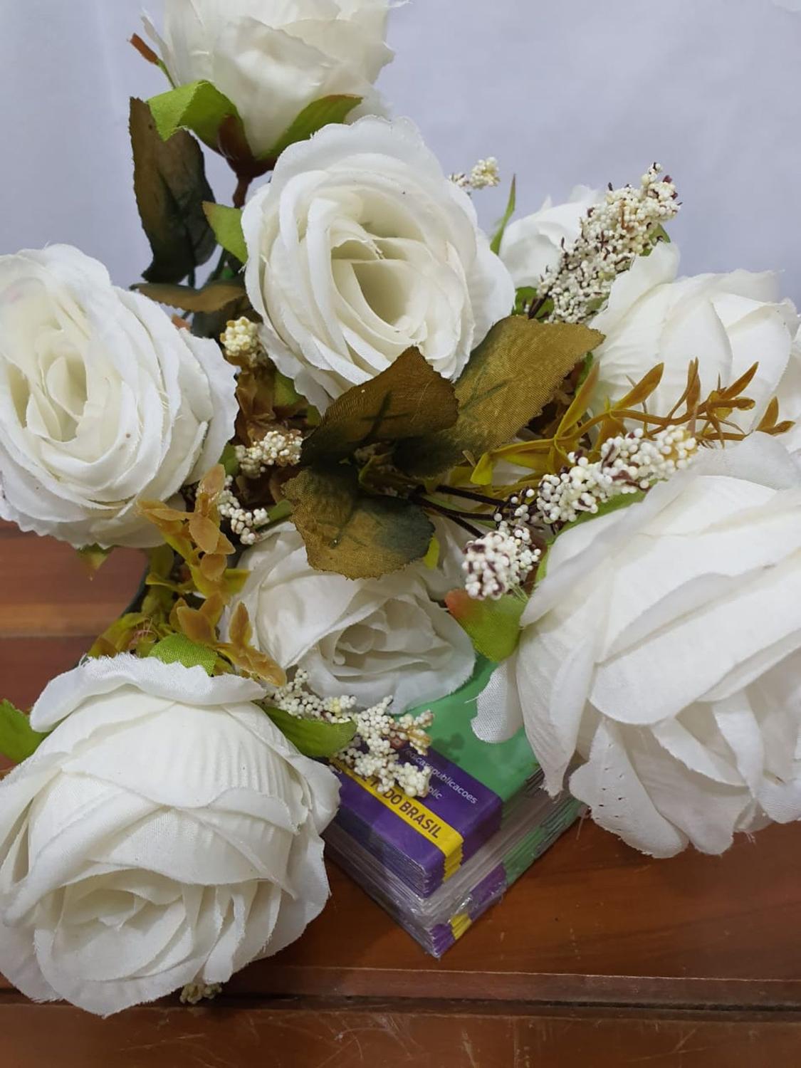 Buque de rosas branca permanentes com 10 flores - FERTIN - Buquê de Flor -  Magazine Luiza