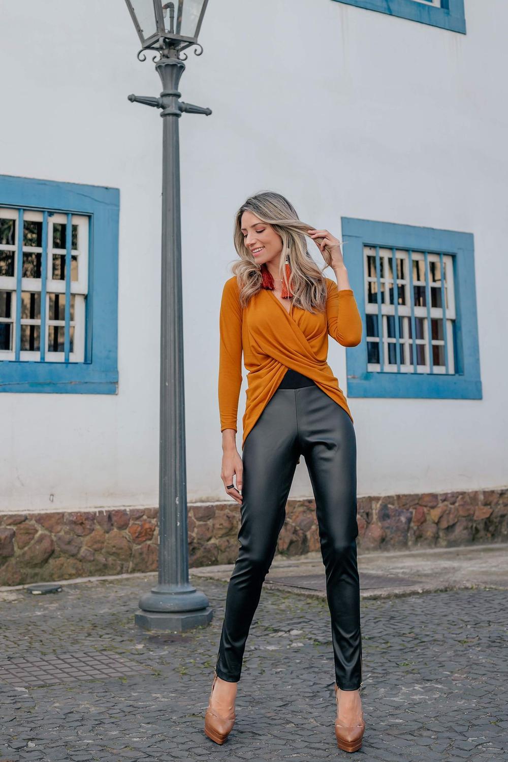 calça preta material sintetico