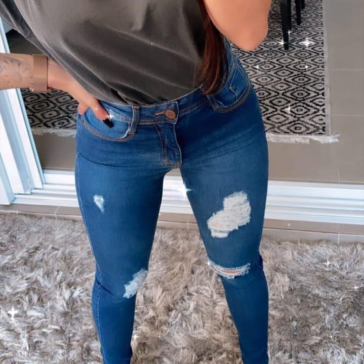calça jeans cos alto desfiado