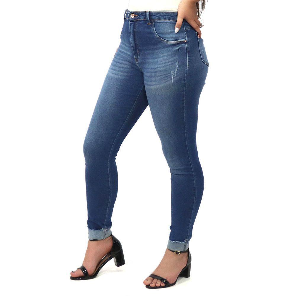 calça jeans feminina com a barra dobrada