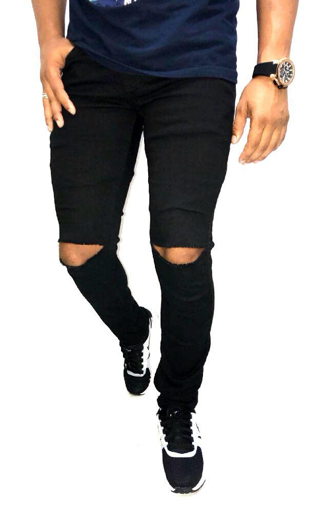calça jeans preta masculina rasgado no joelho