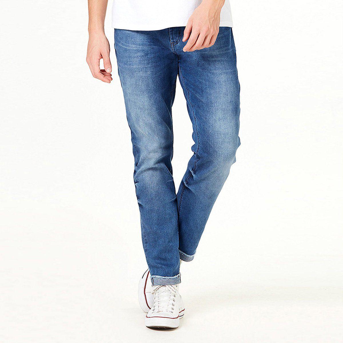 Calça jeans dobrada com fashion tenis