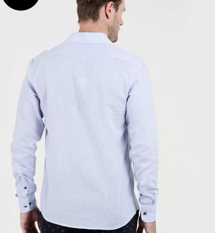 camisa masculina azul claro