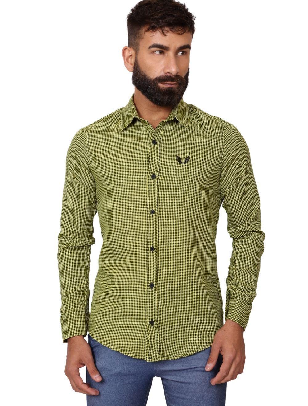 camisa amarela com manga verde