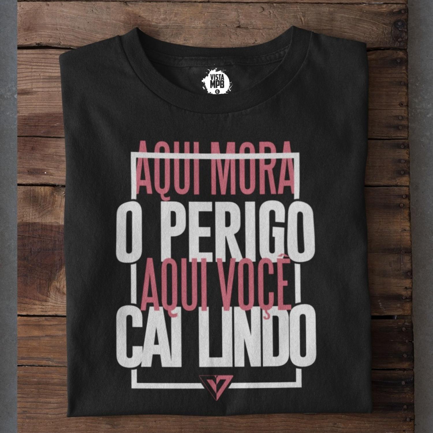 Camiseta preta estampa Aqui mora o perigo marca Vista MPB - Roupas  Femininas - Magazine Luiza