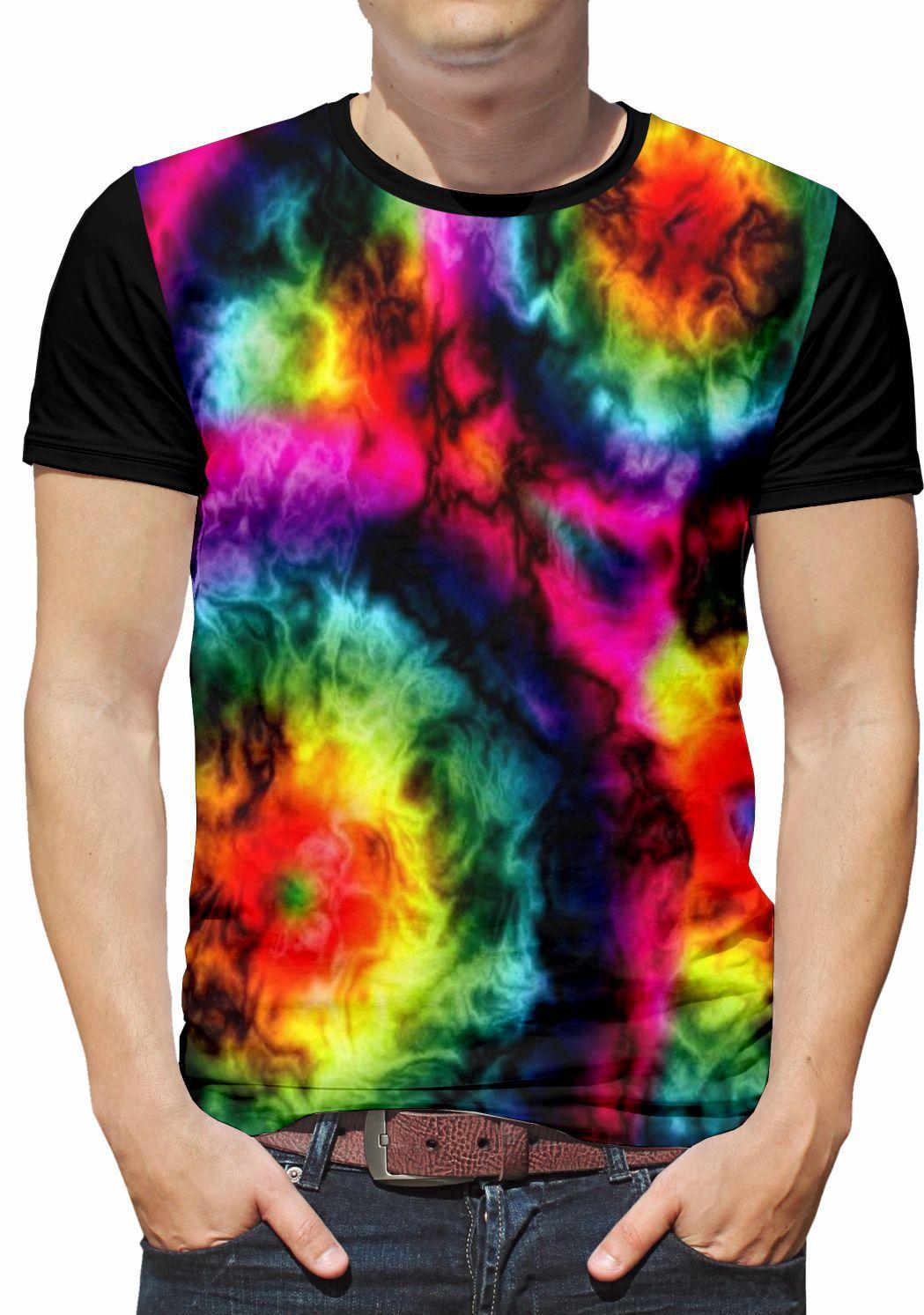 camiseta tie dye em calça jeans
