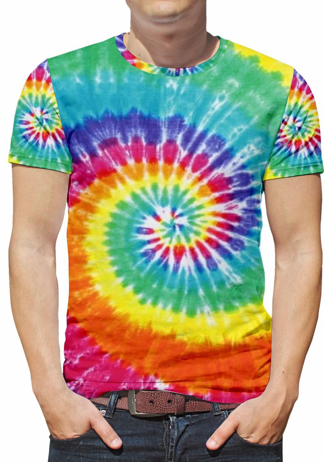 camiseta tie dye em calça jeans