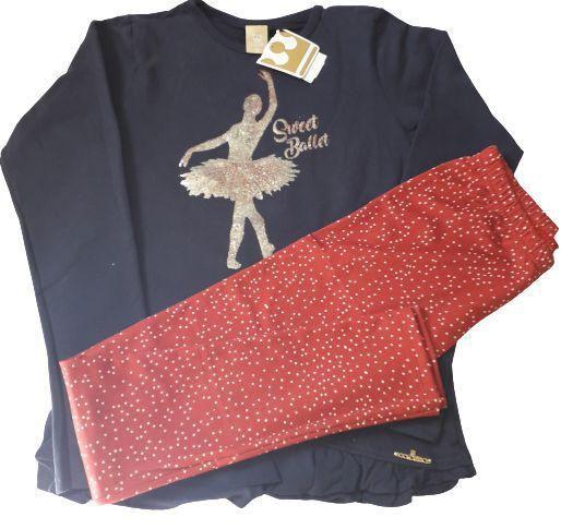 calça vermelha com blusa azul marinho
