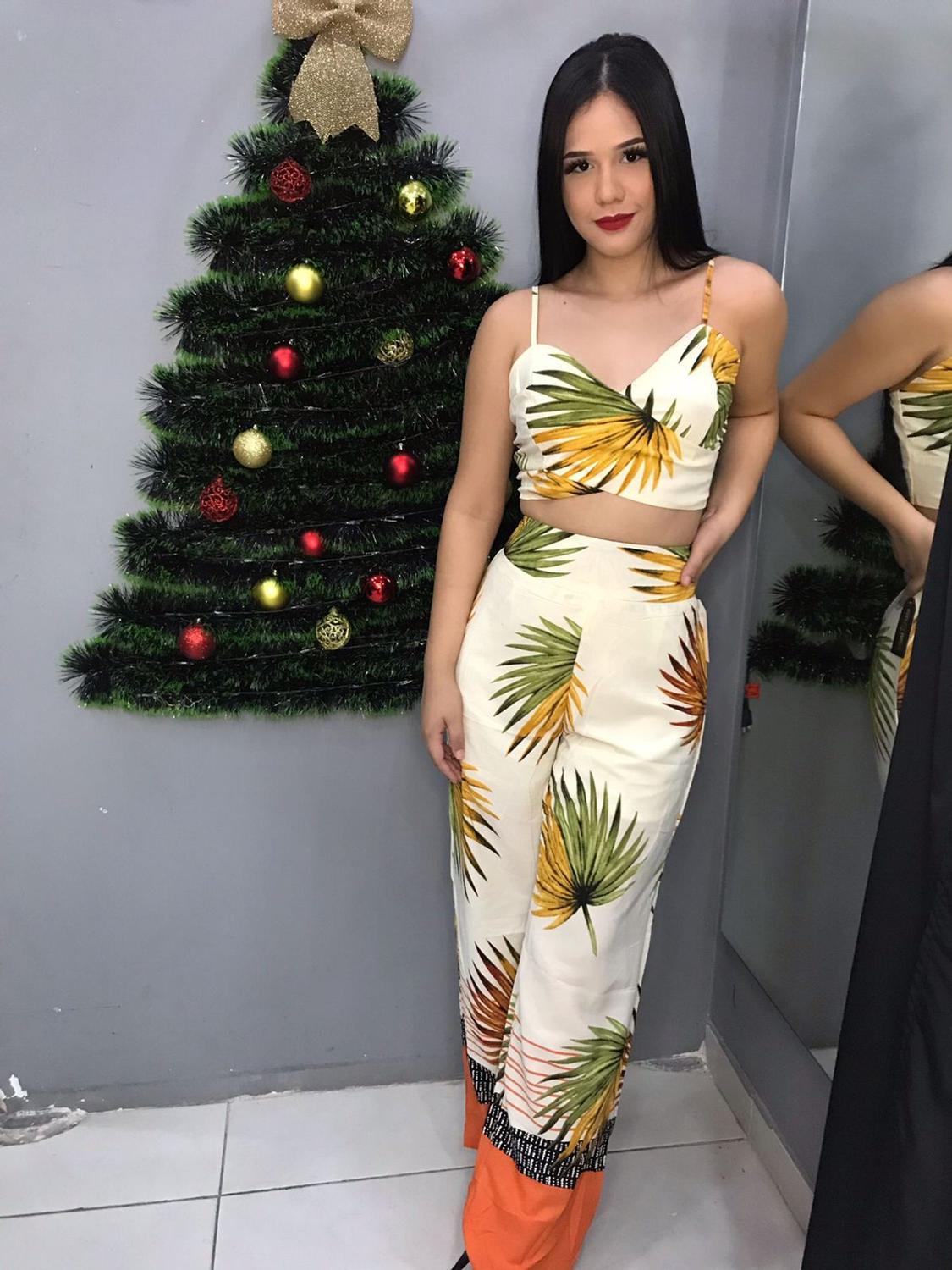 mulher usando conjunto de cropped e calça pantalona