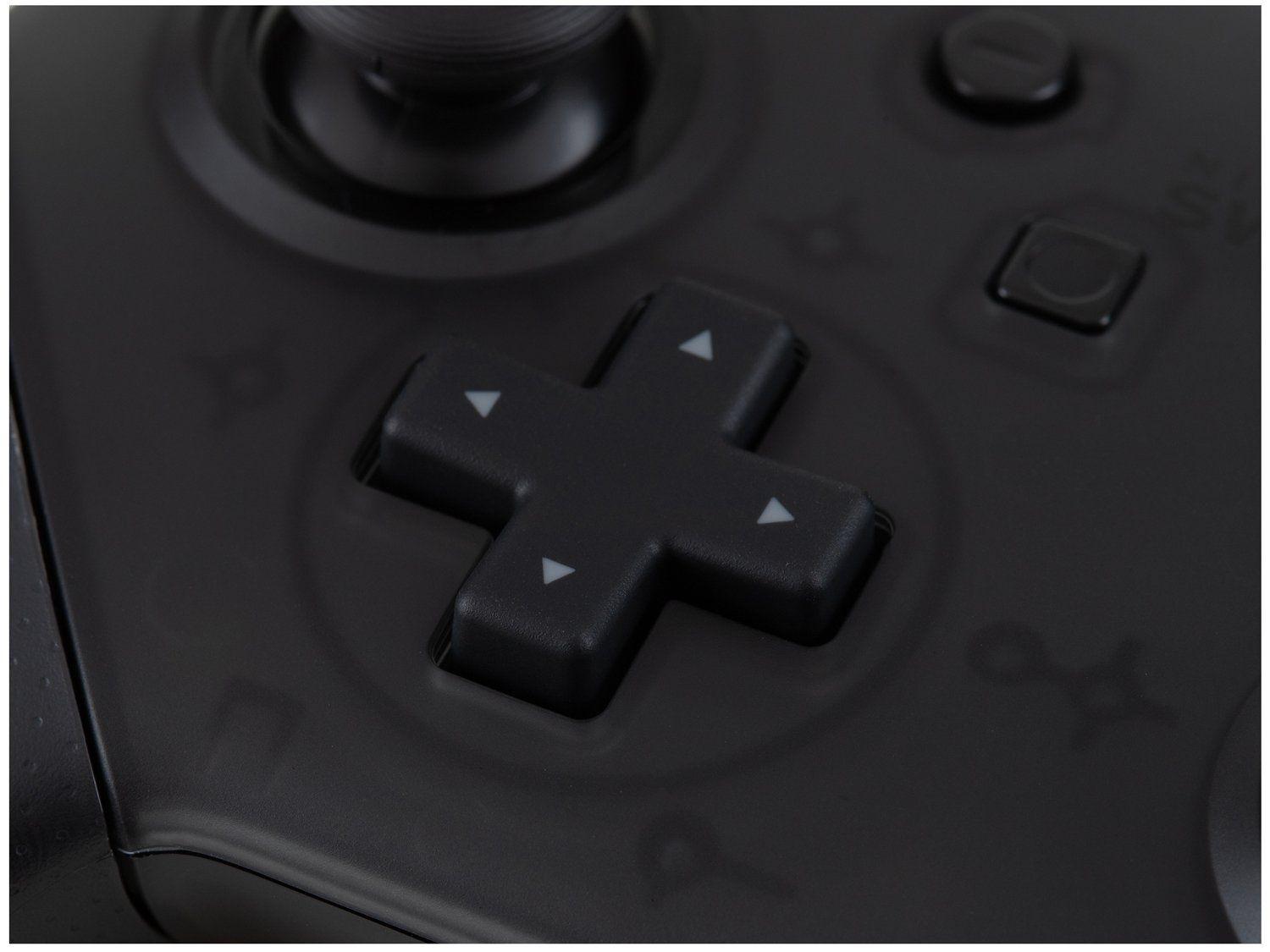 Cabo USB-C conectado ao Controle Nintendo Switch Pro Controller para carregamento
