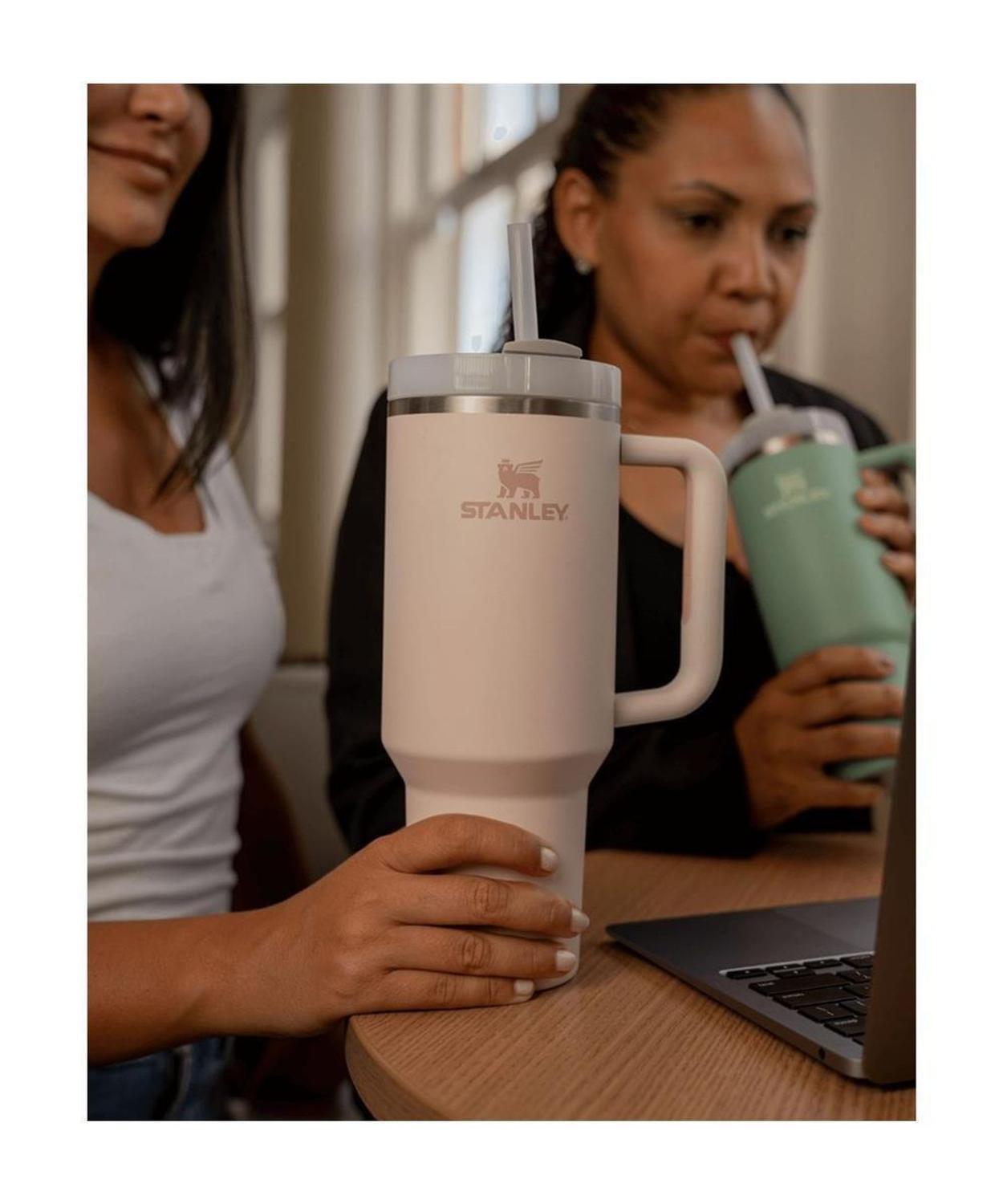 Copo com Canudo Stanley Quencher 2.0 Rose Quartz 1,180 Litros - STANLEY PMI  - Copos - Magazine Luiza