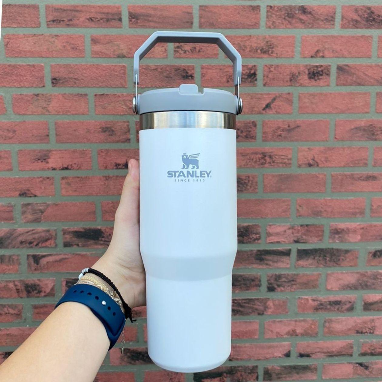 https://a-static.mlcdn.com.br/1500x1500/copo-garrafa-stanley-tumbler-flip-polar-c-canudo-887-ml/clubedemaes/15843270591/9a0d9b6fbd22ac9abadb3761f616b8d3.jpeg