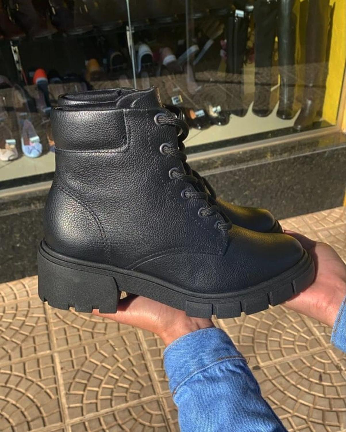 Bota Coturno Salto Grosso Com Corrente Ventura Preto - Week Shoes - Sapatos  Femininos - Scarpin Salto Alto