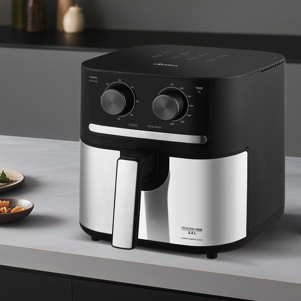 Fritadeira Air Fryer Midea posicionada em uma bancada de cozinha moderna