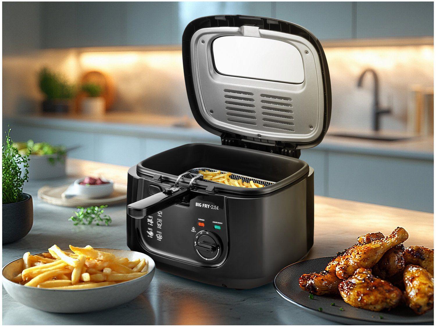 Fritadeira elétrica Mondial Big Fry sobre bancada de cozinha com batatas fritas e frango frito ao lado