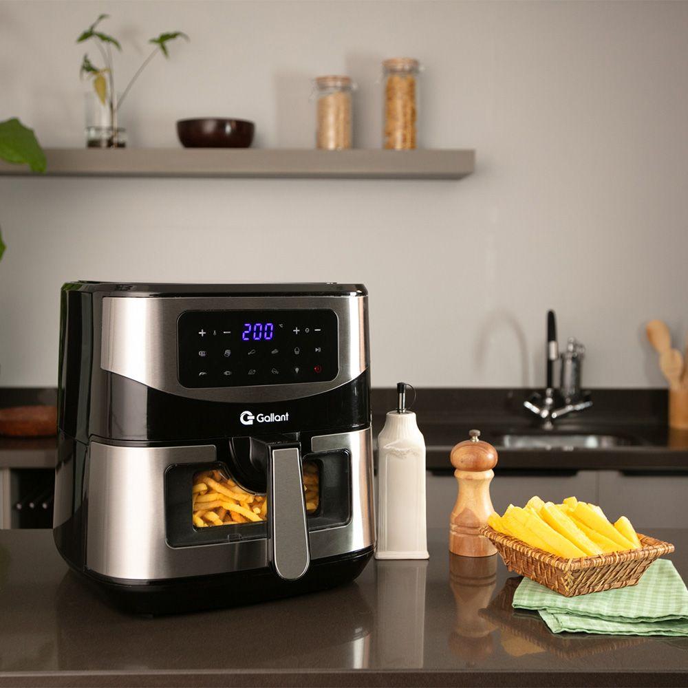 Fritadeira Gallant sobre bancada de cozinha com batatas fritas no cesto e cesta de acompanhamento