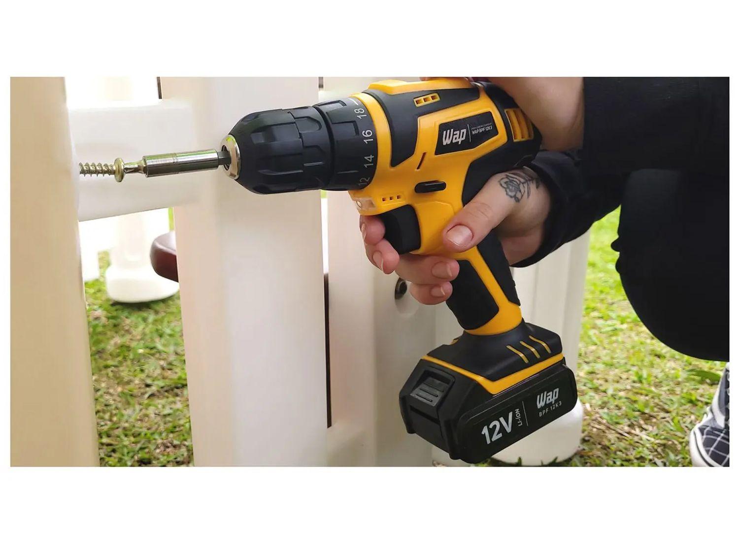 Furadeira e Parafusadeira Wap a Bateria 12V com Maleta 13 Peças BPF 12K3
