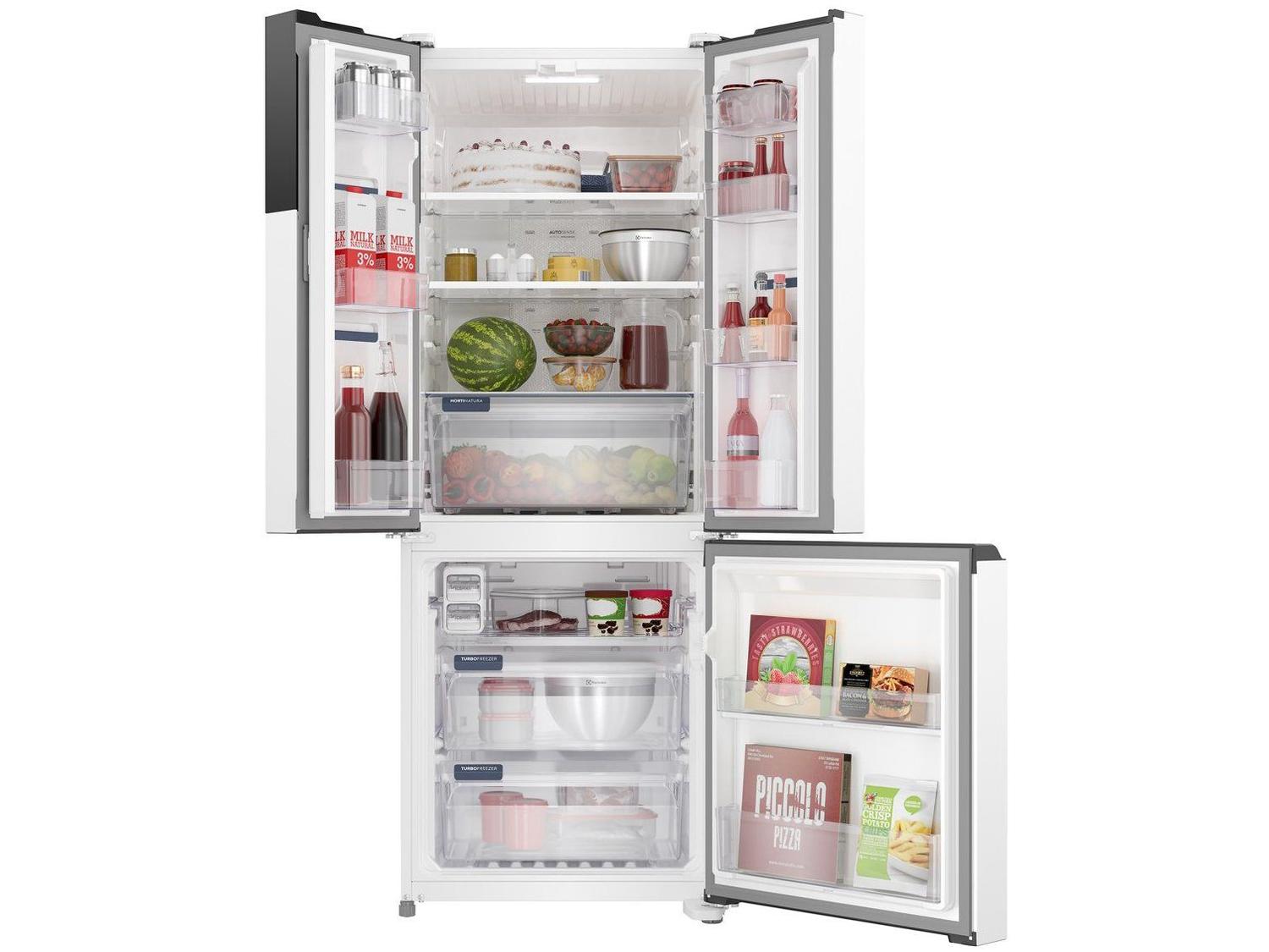 Interior da Geladeira Electrolux IM7 aberta e abastecida com diversos alimentos e bebidas