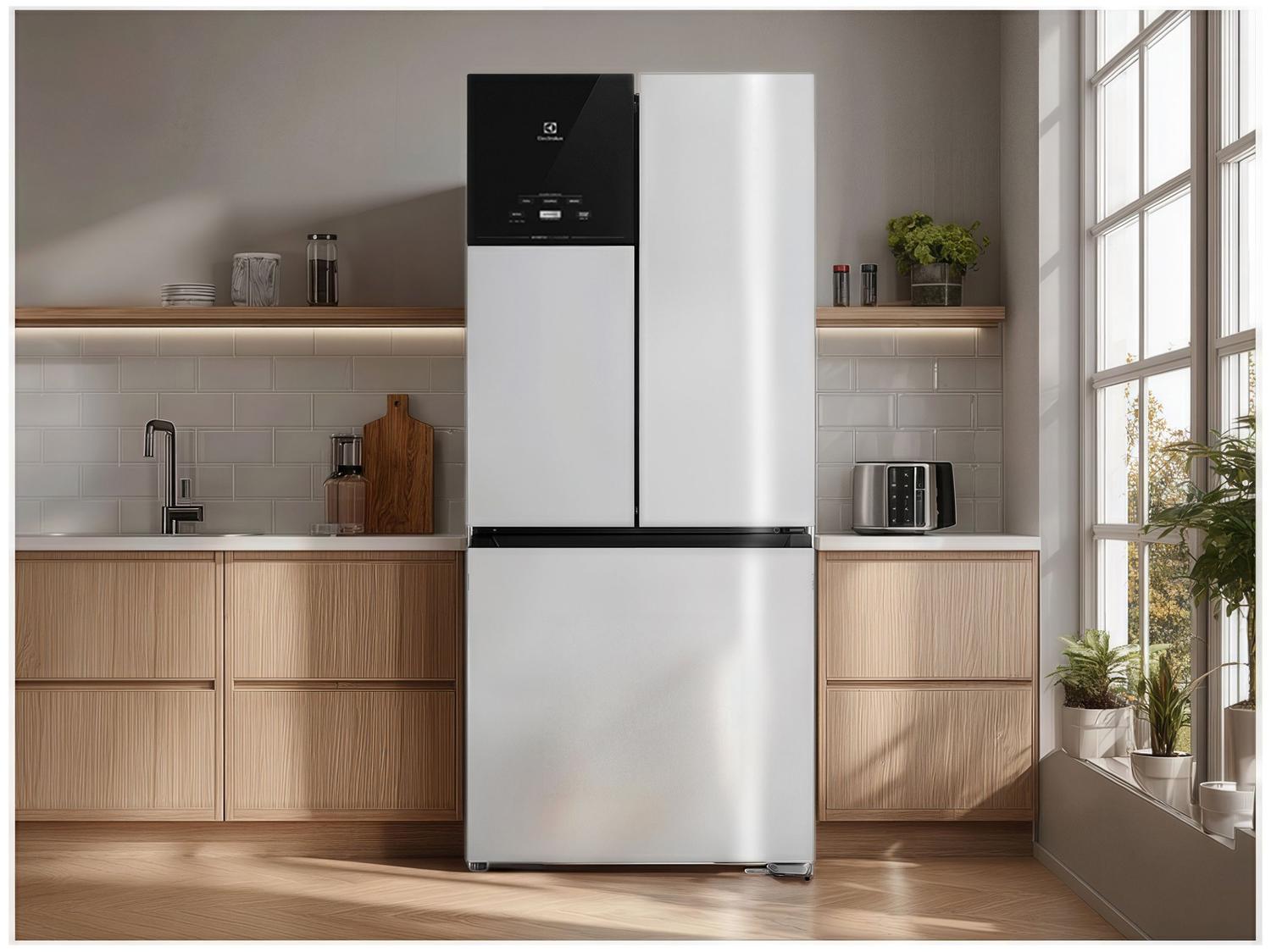 Geladeira Electrolux IM7 branca instalada em uma cozinha moderna com armários de madeira