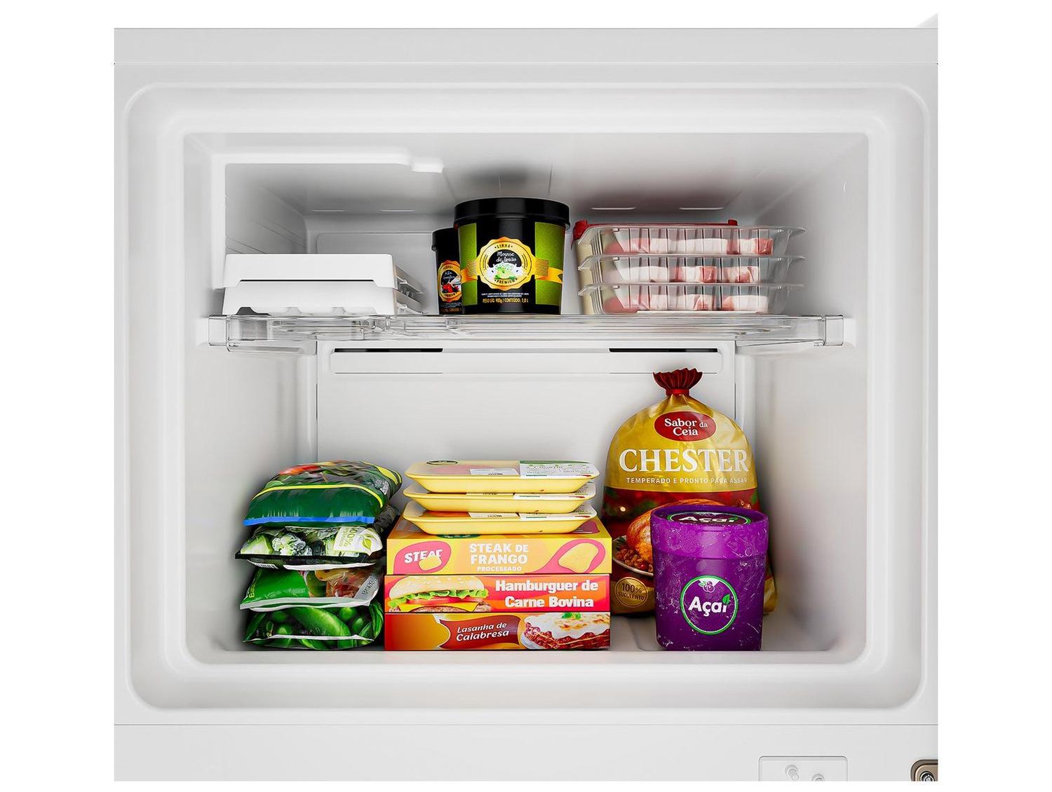 Visão interna do freezer da geladeira Consul, com alimentos congelados como frango, hambúrgueres e açaí organizados em embalagens.