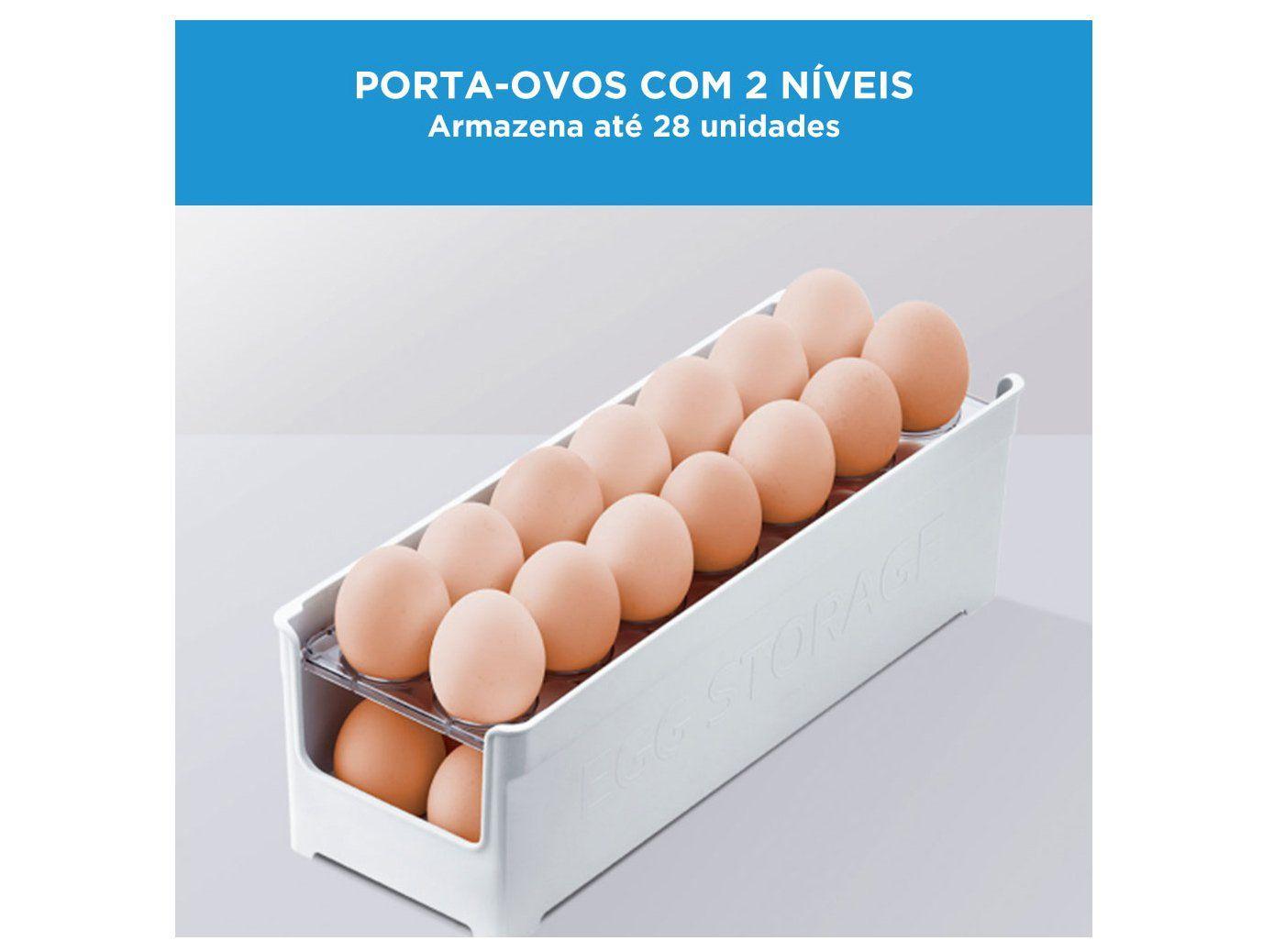 Compartimento interno de uma geladeira com um porta-ovos de dois níveis armazenando ovos