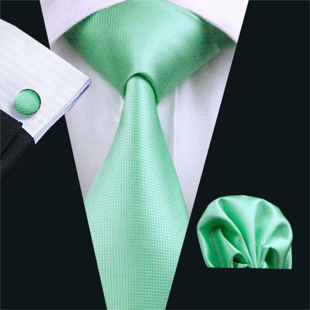 terno e gravata verde